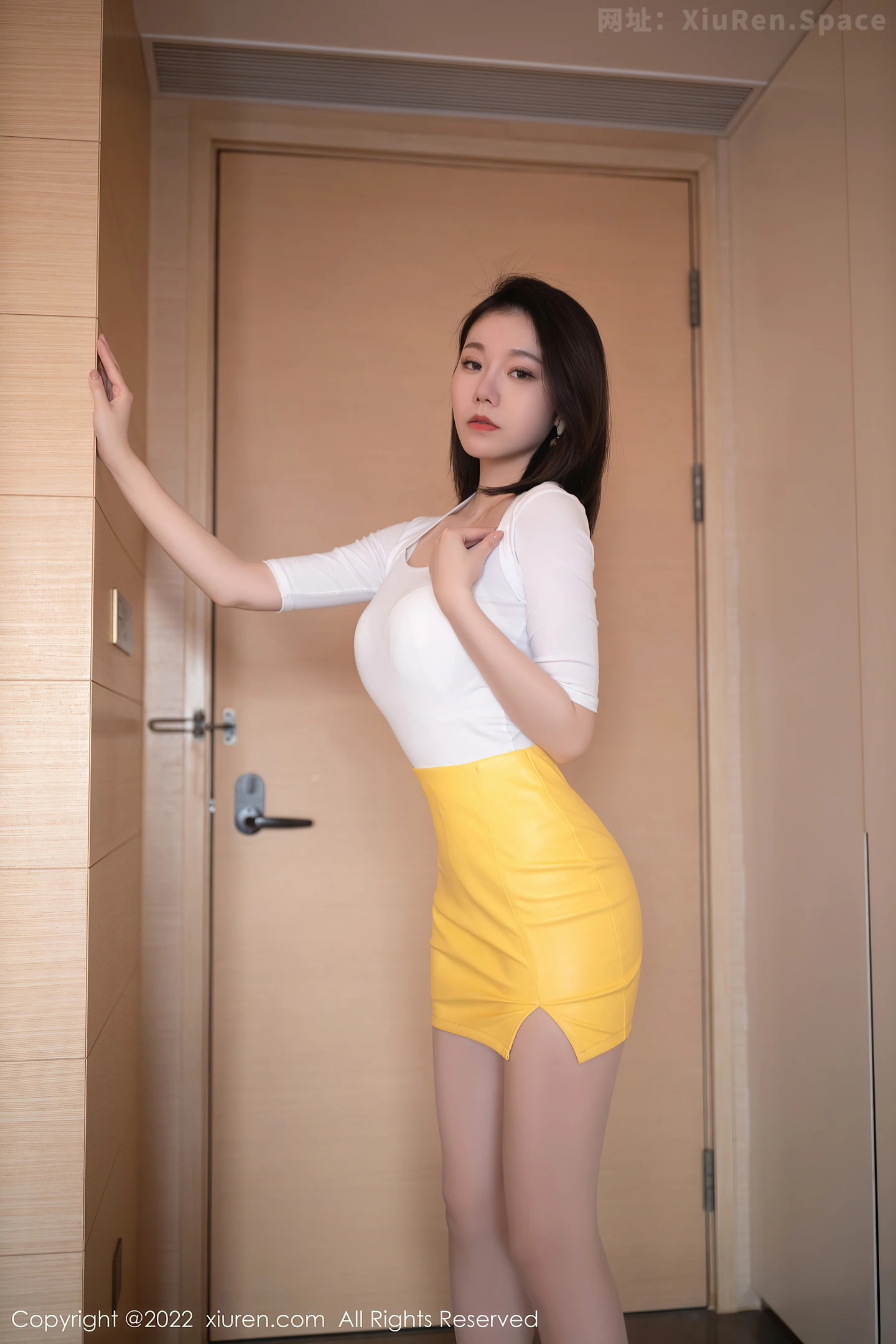 图片[2]-[XiuRen秀人网]VOL.4854 模特安然Maleah珠三角旅拍半脱白色上衣露蕾丝内衣诱惑写真80P-秀人网官方网站